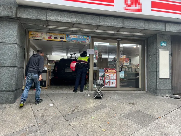 被衝撞的超商。警方提供