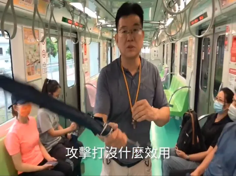 警局教官指出，雨傘以刺槍術方式比較有效。捷警隊提供