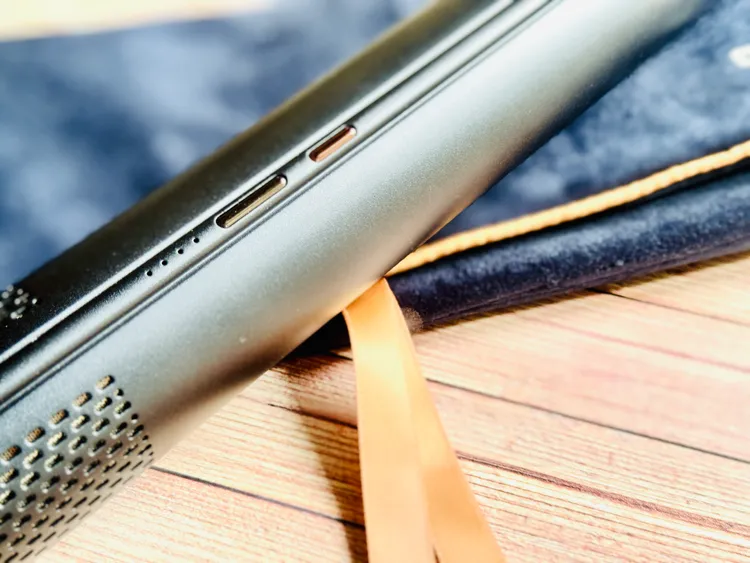 底部開關選用金、銀配色，分別有4種溫度與4種風速。記者趙筱文／攝影。