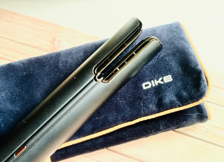 DIKE等離子AI造型吹風機隨盒附的外出收納袋也頗用心採用藍、金配色。記者趙筱文／攝影