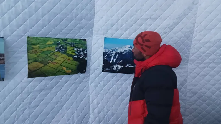 聖母峰基地營舉辦看見台灣攝影展，各國登山好手看了相當感動。基金會提供