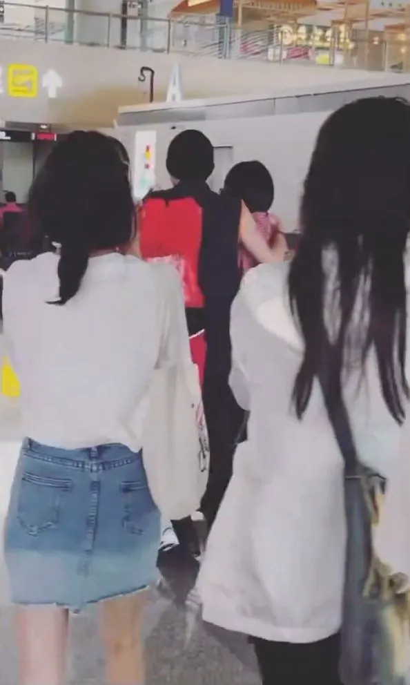 大批粉絲到機場送機，姜典在眾目睽睽之下緊摟同行女子。翻攝JESSIENUNA愛情連載中微博
