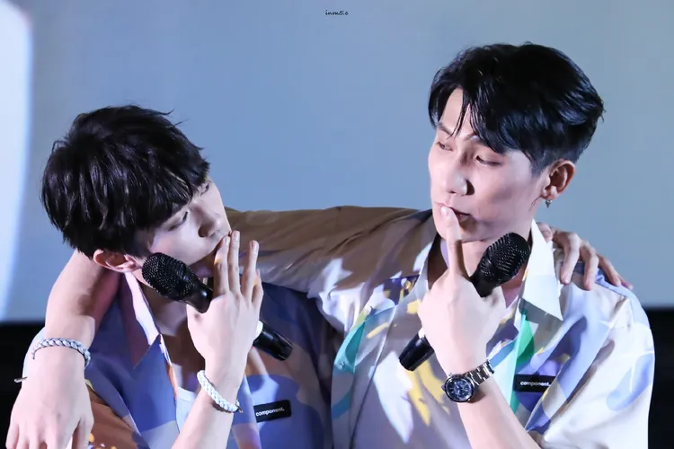 姜典（左）和陳柏文在海口活動上親暱互動。翻攝wo_我wo1微博