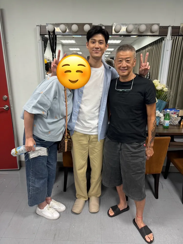 李玉璽（中）的爸媽李亞明（右）力挺兒子舞台劇初體驗。寬想國際娛樂提供