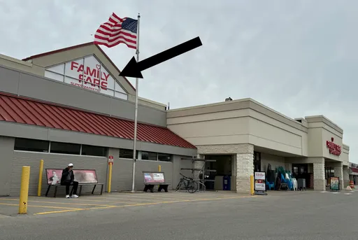 哪來的延長線？驚見女街友偷住屋頂招牌！「鋪地板擺咖啡機」好自在