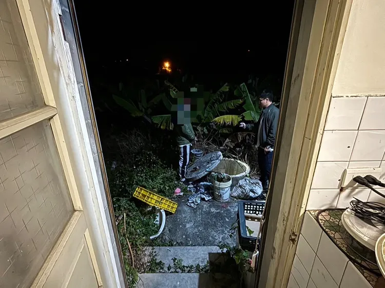 謝嫌帶領檢警前往棄屍地點。讀者提供