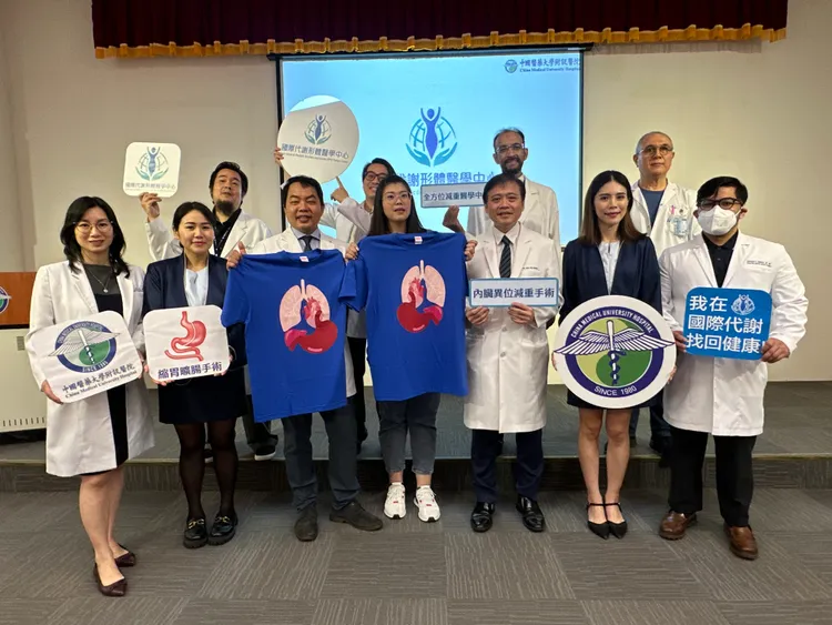 患者與醫療團隊合影。中醫大附醫提供