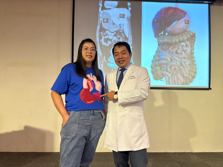 辛明哲主任率團隊為李女完成高難度的「內臟全轉位縮胃曠腸減重手術」，讓她成功鏟肉20公斤。中醫大附醫提供