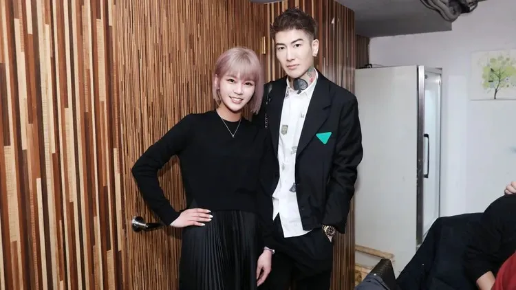 丟丟妹（左）和知名髮廊老闆男友Tommy交半年，感情穩定。資料照片