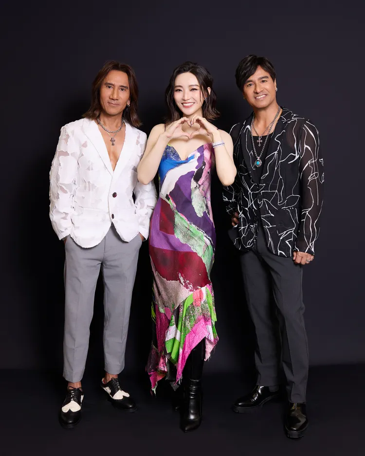 閻奕格在後台跟師兄「動力火車」開心合影。華研國際提供