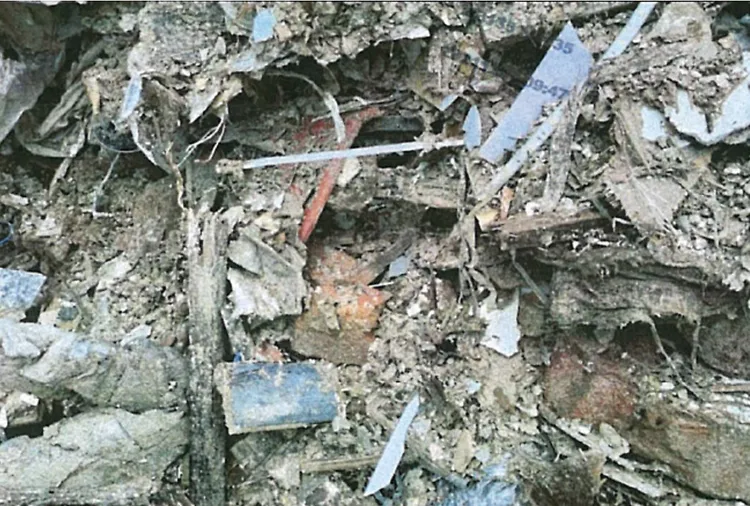 八里棄置現場廢棄物。翻攝畫面