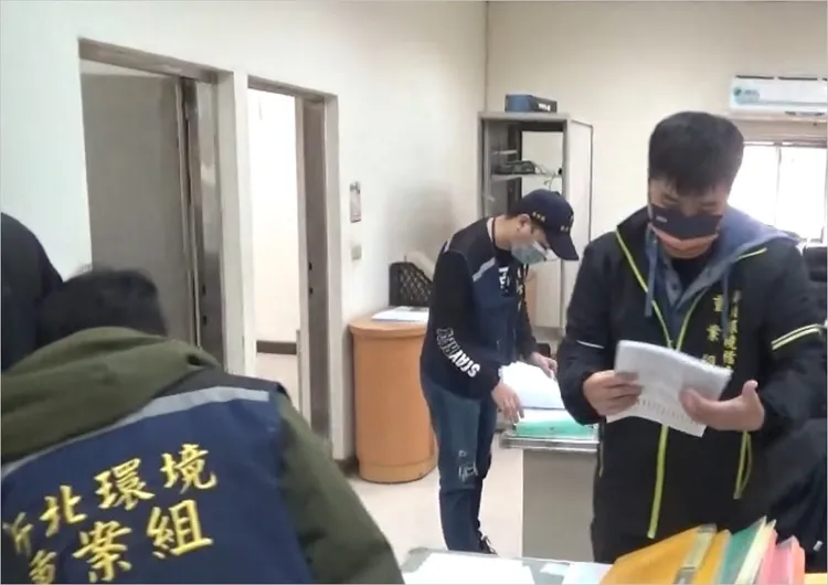 保七警持搜索票會同新北環保局稽查。翻攝畫面