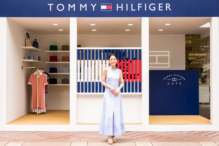 謝欣穎換上TOMMY HILFIGER條紋無袖洋裝。品牌提供