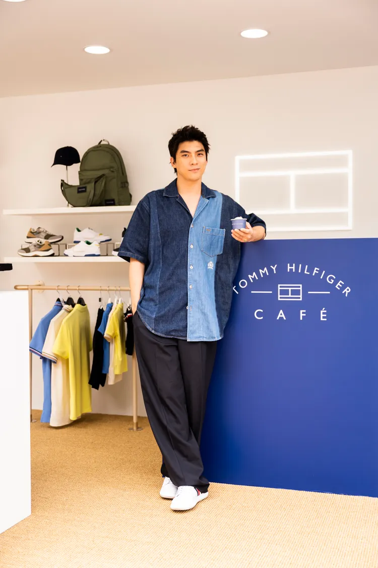 林哲熹換上單寧短袖襯衫搭配黑色長褲。品牌提供