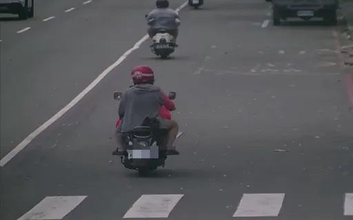 安捏危險啦!高雄嬤單手抱童騎車還三貼 波麗士要出手管管了