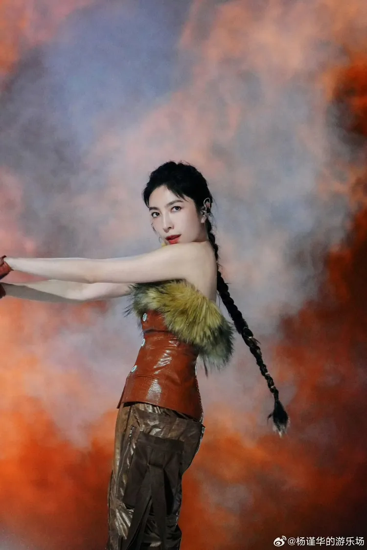 楊謹華在節目中賣力唱跳。翻攝楊謹華微博