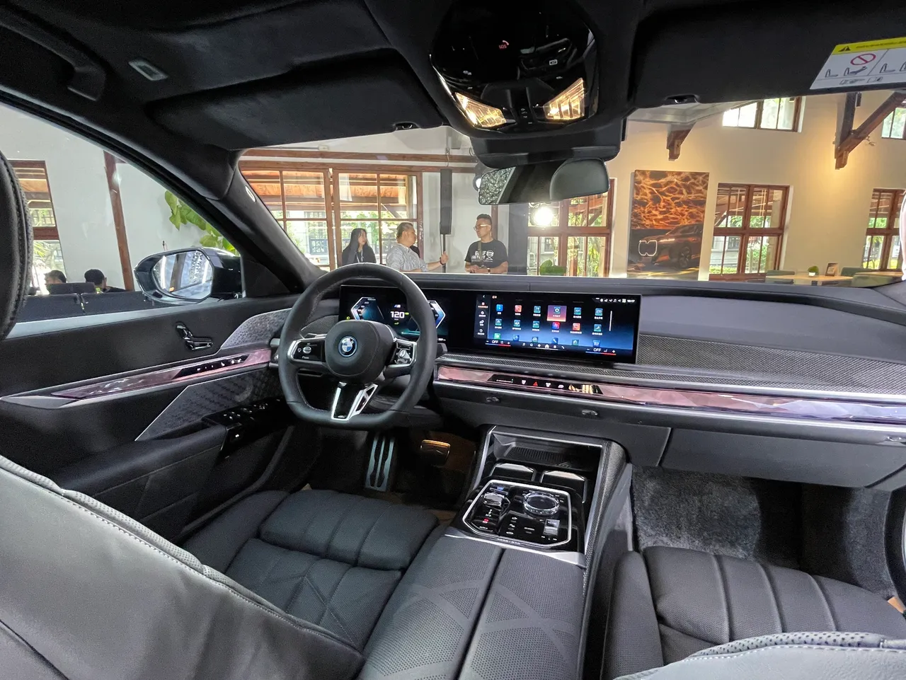 車艙導入由12.3吋虛擬數位儀錶與14.9吋中控觸控螢幕所構成的懸浮式曲面螢幕,結合BMW環繞光幕與BMW Operating System 8.5介面,展現強烈前衛科技氣息。林浩昇攝