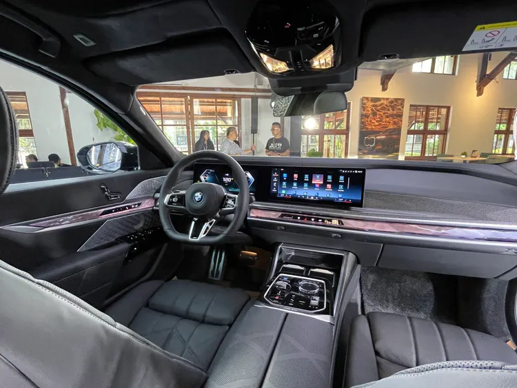 車艙導入由12.3吋虛擬數位儀錶與14.9吋中控觸控螢幕所構成的懸浮式曲面螢幕，結合BMW環繞光幕與BMW Operating System 8.5介面，展現強烈前衛科技氣息。林浩昇攝