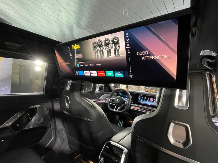 尊榮後座包含31.3吋BMW懸浮式劇院螢幕、獨立恆溫空調、全景式玻璃車頂、豪華總裁座椅與迎賓自動車門，營造出精湛的質感。林浩昇攝
