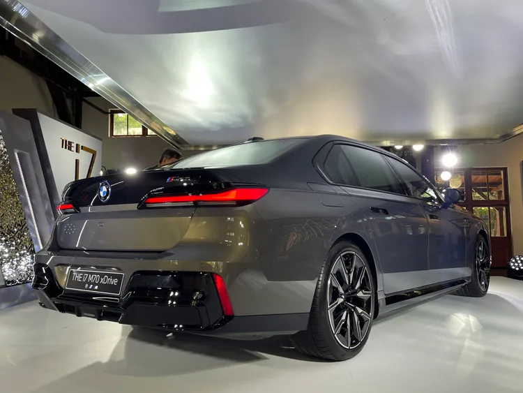 全新i7 M70 xDrive標配M Sport進階套件，車尾的M70專屬車型銘牌以及擁有近百種車色選擇的BMW Individual特殊車漆，更讓i7 M70 xDrive在視覺上難以錯認。林浩昇攝