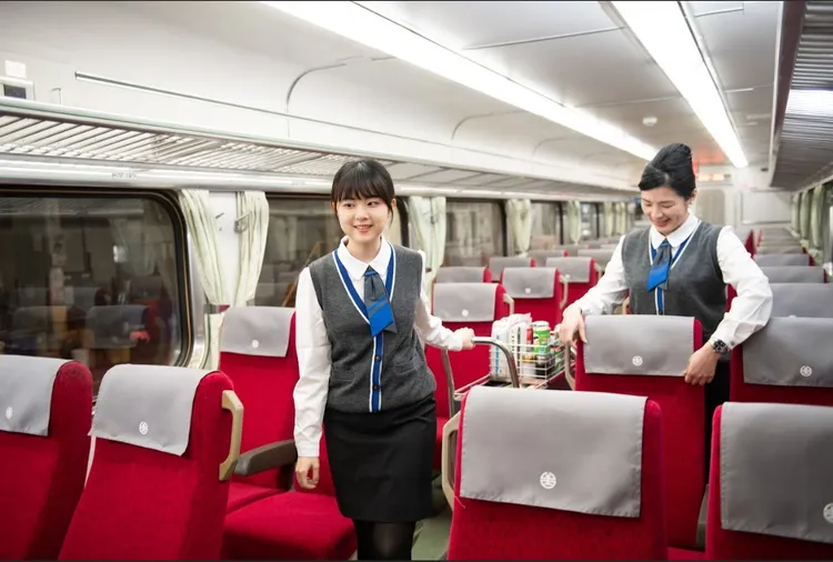 這次列車座椅枕巾更新，對於維持清潔也能有更大提升。台鐵提供