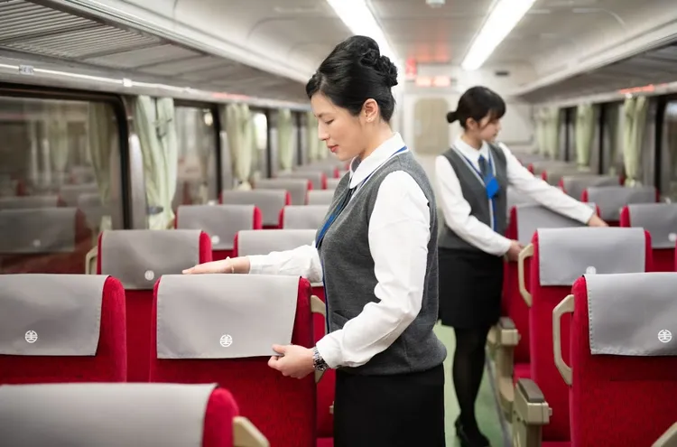 台鐵將更換簡約灰色的座椅枕巾。台鐵提供