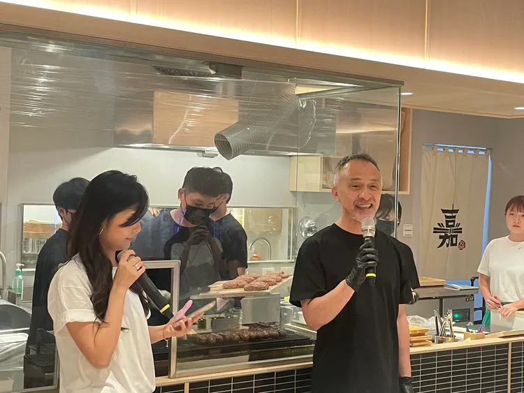 漢堡排 嘉的創辦人安川嘉紀（最右黑衣者）。記者林則澄攝