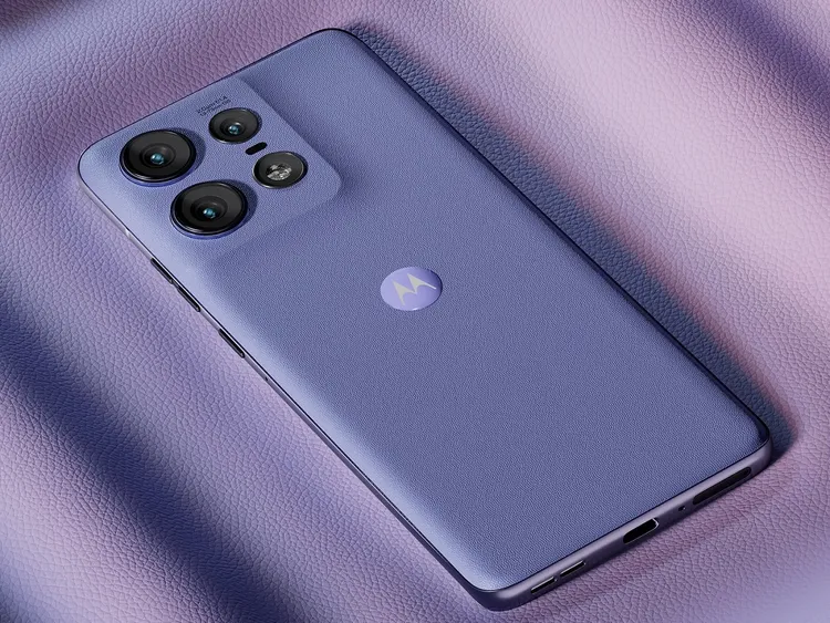 edge 50 Pro推出蒼鷺藍、極致黑與豆腐白三色，建議售價16,990元，於6月初正式開賣。motorola提供。