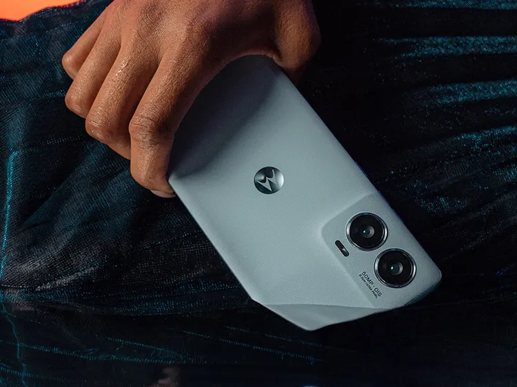 motorola edge 50 Fusion共推出靜謐藍、棉花糖藍、覆盆子紅三色建議售價11,990元。motorola提供。