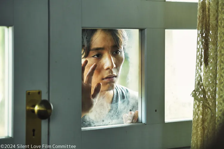 山田涼介片中在大學打零工，膚色刻意塗黑。大福音樂、大鴻藝術提供