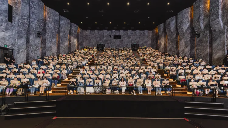 391名粉絲幸運抽到票進場，全場拿著「生日快樂」手幅為山田涼介慶生。大福音樂、大鴻藝術提供