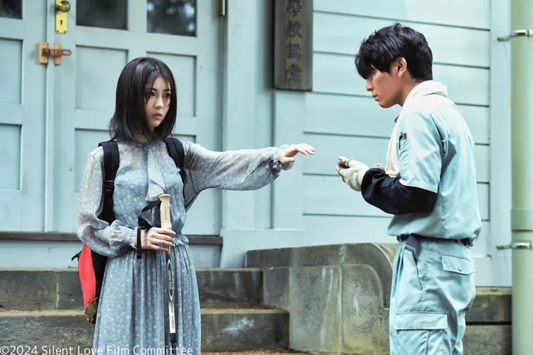 山田涼介（右）片中守護失明的濱邊美波。大福音樂、大鴻藝術提供