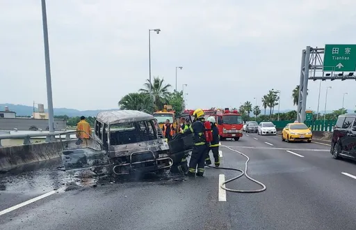 輪胎冒火!小貨車急靠國3路肩避難 車燒成廢鐵釀1傷