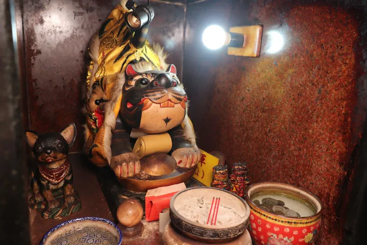 虎爺公龕中還供俸一尊「吉娃娃」。張鎧臣提供