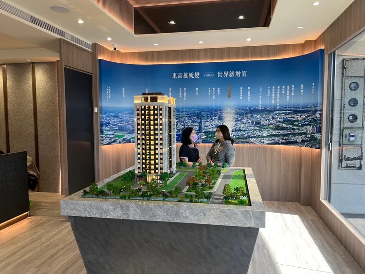 鳳山區房價創價均落在鳳山車站周邊，而車站改建案也進入最後完工階段。葉家銘攝