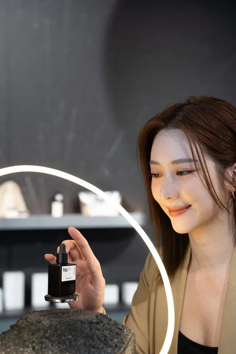 女星張景嵐成立的menomeno即日起至6月30日，於NOKE忠泰樂生活打造期間限定主題概念店。品牌提供