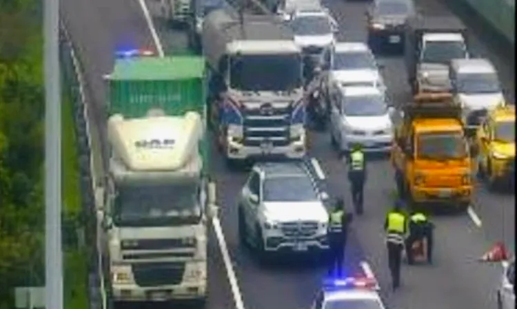 她不畏眼前有4名員警，仍執意直前。警方提供