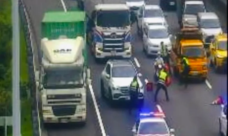 警方試圖以三角錐阻攔，仍被竄逃。警方提供