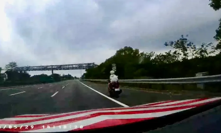 婦人沿路肩行駛，未有蛇行等危險駕駛行為。警方提供