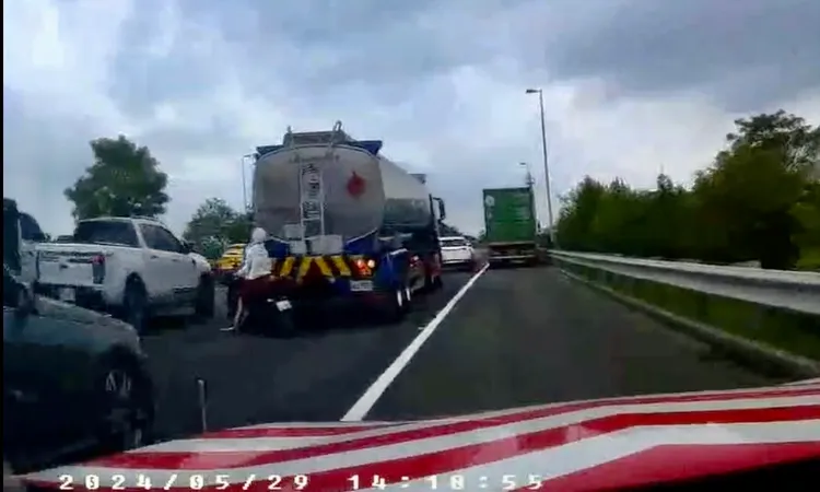 婦人遇到封道攔截，冒險鑽車陣。警方提供