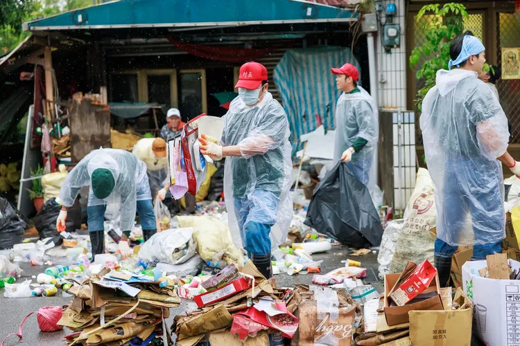 5位明星村長小隊替獨居伯伯清理資源回收。八大提供