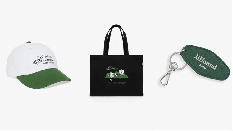 A.P.C. JJJJound白色拼接綠色棒球帽（左起）5100元、黑色托特包6900元、皮革鑰匙圈3000元。品牌提供