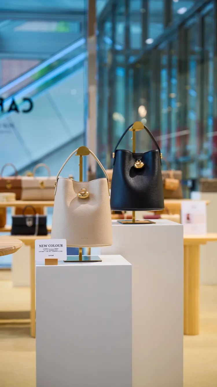 Egg Bucket黑色、象牙白色，各1萬6800元。品牌提供