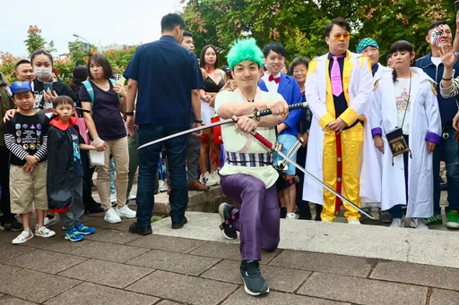 「索隆是魯夫最可靠的夥伴!」 蔣萬安給前日本首相看自己cosplay照