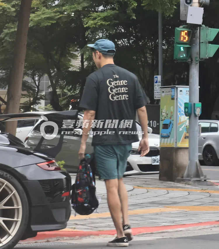 阮經天下車後，拿著隨身包包，一身簡約打扮像是《周處除三害》的陳桂林一角。特勤中心攝