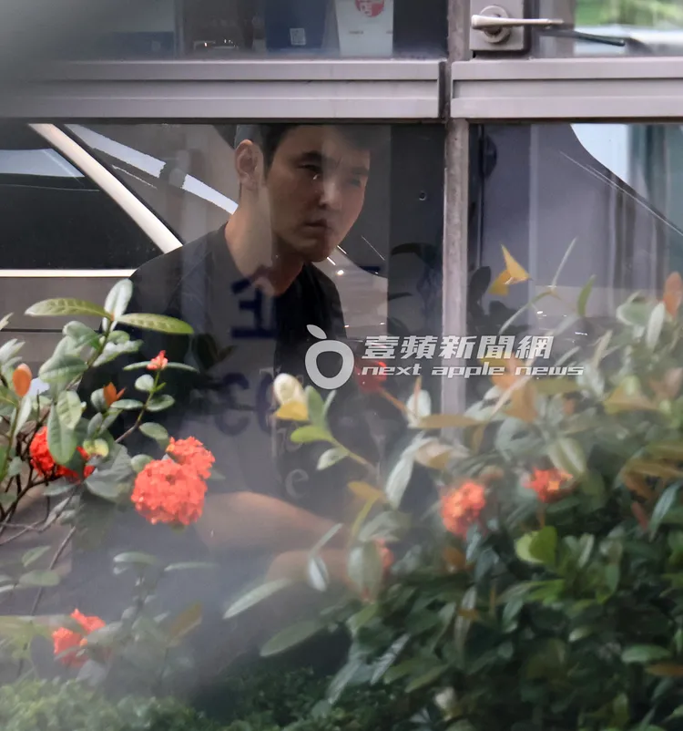 阮經天與進口車行接待人員談論車子事宜。特勤中心攝