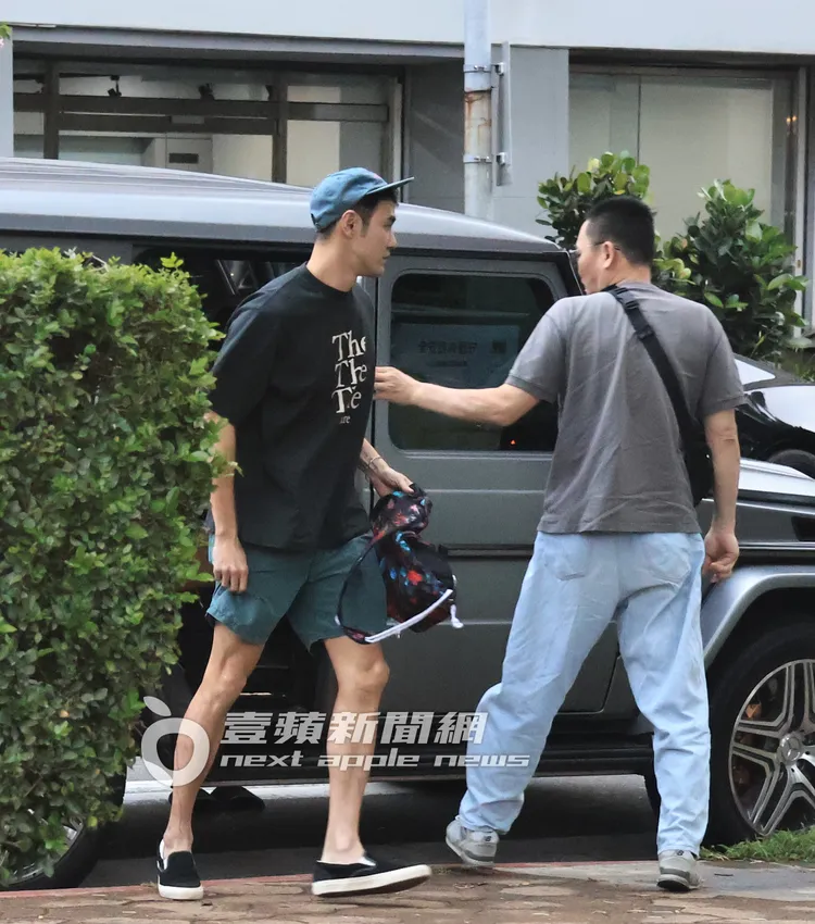 接著，車商男子換開賓士G class越野車，載阮經天（左）到富錦街太平洋聯誼社拿文件。特勤中心攝