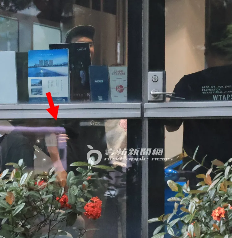 完事後，阮經天與車行接洽女子摟腰合影留念，互動相當自然。特勤中心攝