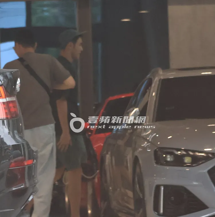 阮經天（右）走進車行後，熟門熟路前往賞車接待區坐下。特勤中心攝