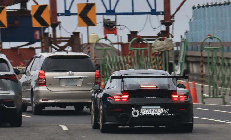 阮經天開著保時捷千萬超跑一路開往內湖市區。特勤中心攝